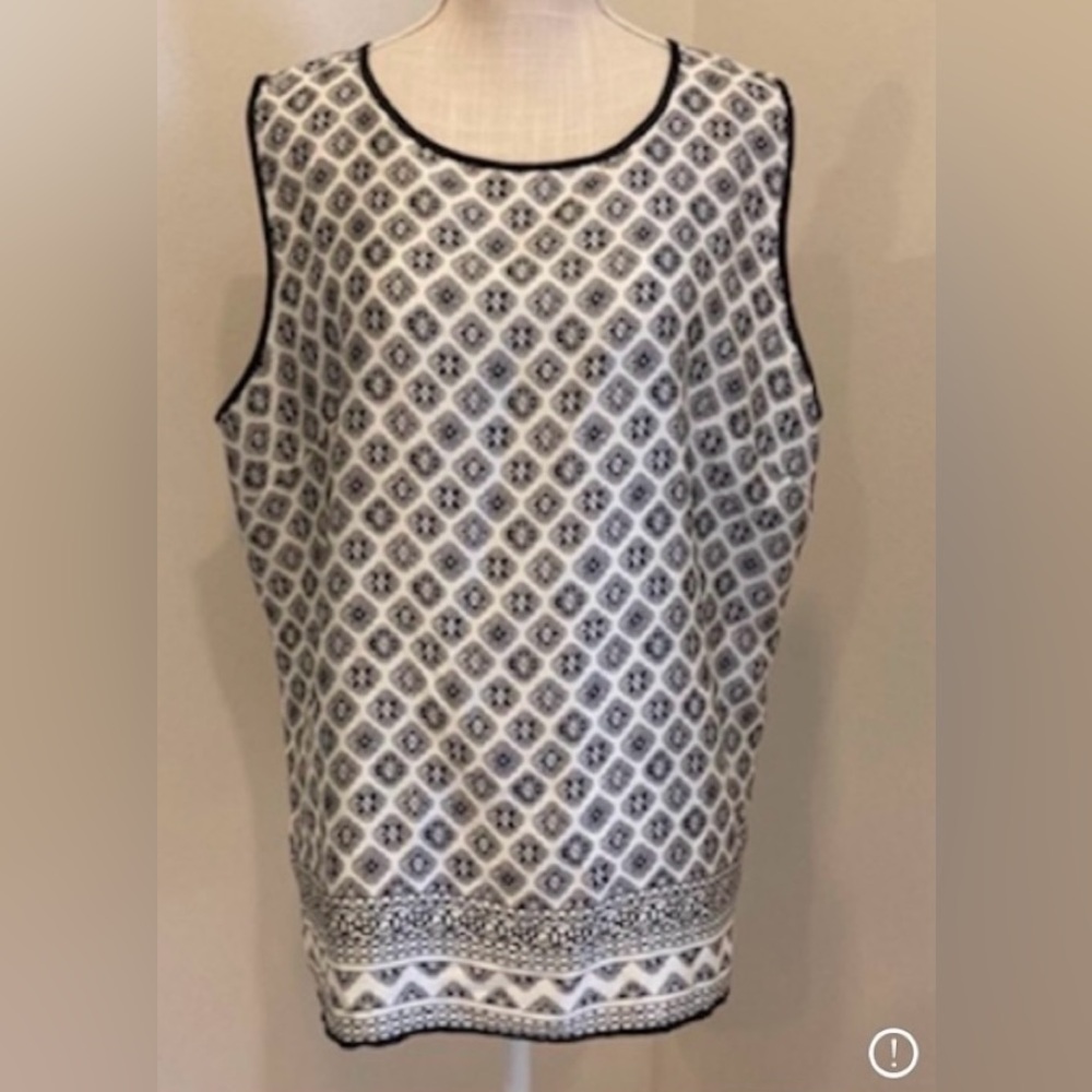 Women's Black and White Patterned Top
